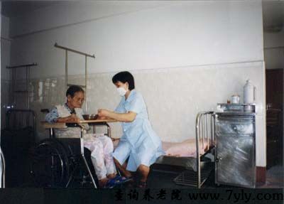 广州市荔湾区颐乐园护士正在为老人喂食