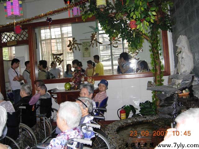 广州市金桥养老院探望老人