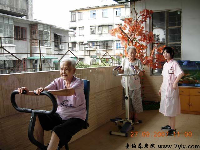 广州市金桥养老院老人们正在进行康复训练