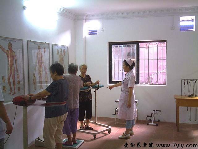 广州市芳村颐康托老院护理人员指导老人们进行康复训练