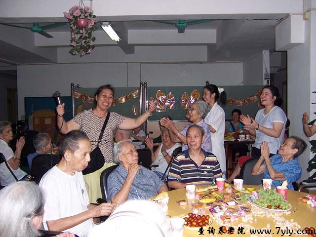 广州科华长者怡居中心与老人载歌载舞
