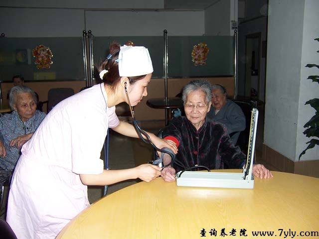 广州科华长者怡居中心为老人检查身体