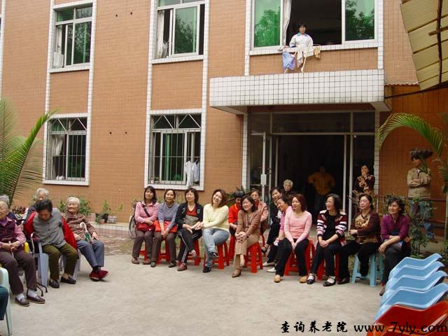 广州市慈爱养老院观看精彩的表演节目