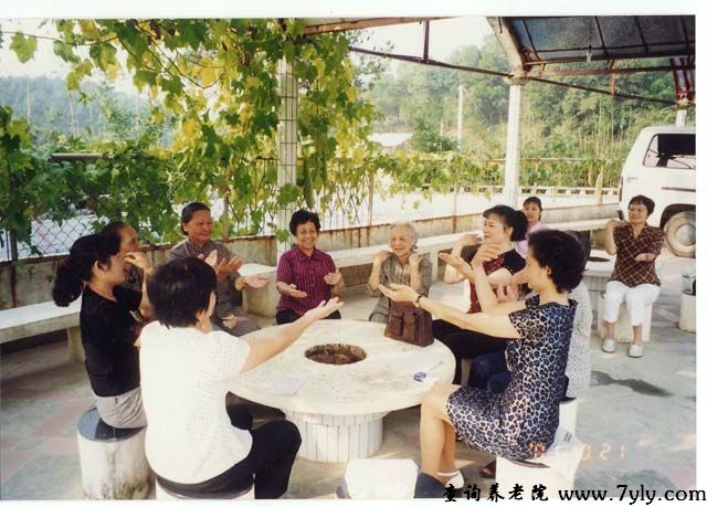 广州市九佛和盛康乐托老所一起松松筋骨