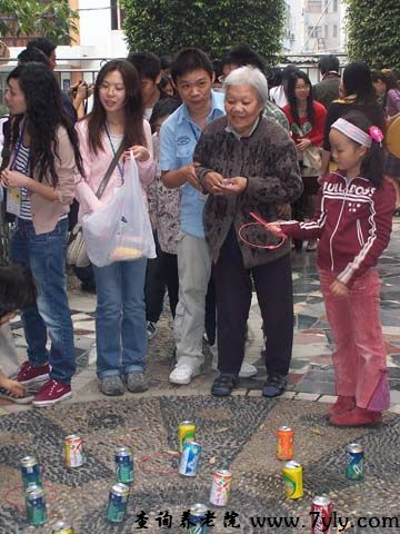 广州市康泰养老院大学生与老人们玩游戏