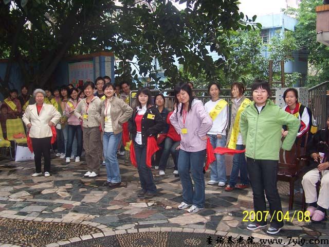广州市康泰养老院大学生教老人们玩游戏