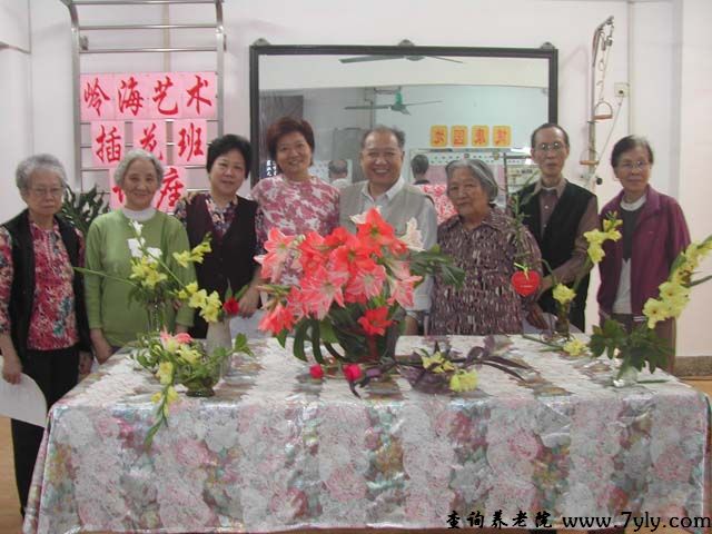 广州岭海老年公寓老人们上插花班
