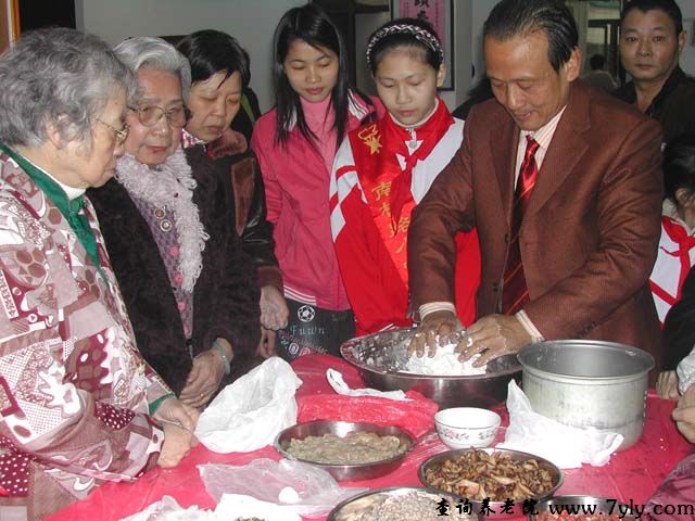 广州岭海老年公寓老人们正在学习做饭