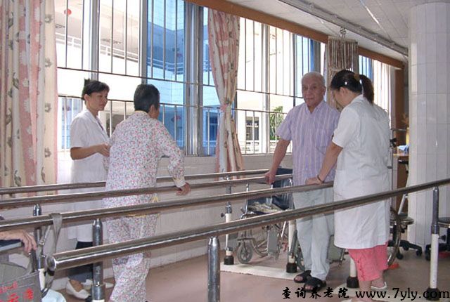 广州市昊琛养老院老人们在陪同下进行康复训练