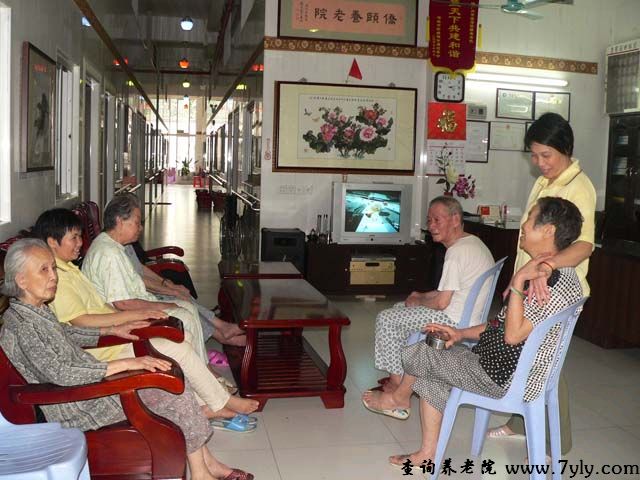 广州荔湾区侨颐养老院护理人员与老人们打成一片