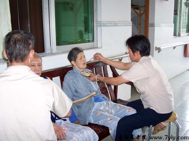 广州市康桦怡养院护理人员正在细心为老人喂食