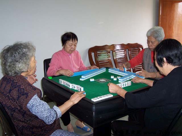广州市康桦怡养院老人们正关注打麻将