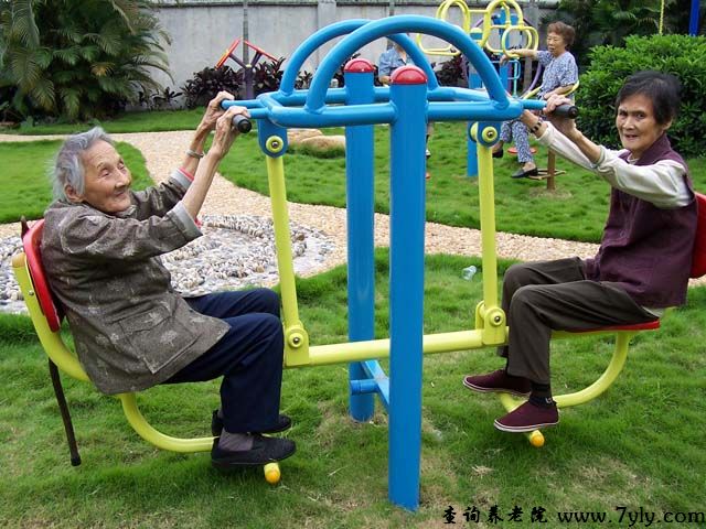 广州市康桦怡养院老人正进行运动