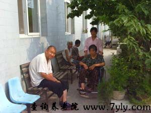 北京市长陵镇敬老院老人经常在小亭子散步、歇息