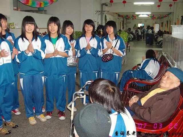 广州市黄埔爱心托老院学生时常探望老人们，陪老人们聊天谈心