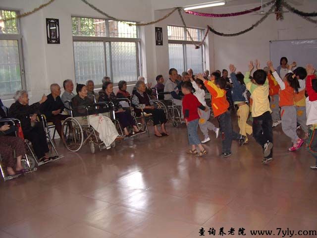 广州市白云区侨颐养老院小孩子为老人们呈现舞蹈