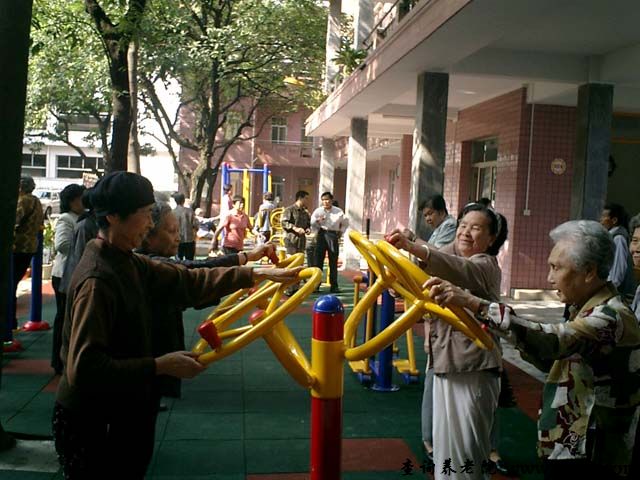 广州市白云区侨颐养老院老人们正在晨练