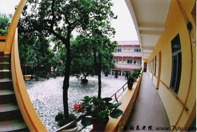 广州市白云区侨颐养老院房间门外走廊