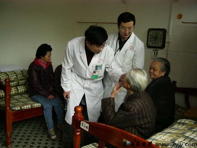 广州市白云区侨颐养老院医生为老人们看病