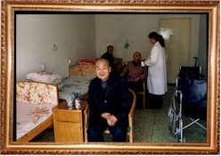 北京市顺义区老年公寓医护人员正在房间内为老人们服务