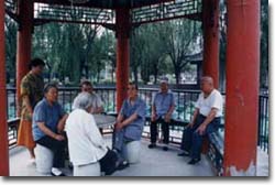 北京市马驹桥敬老院(长春公寓)老人们欢笑畅谈