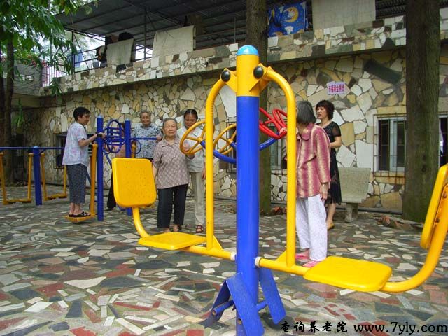 广州市天河区侨颐养老院龙洞分院院内提供的一些运动器材