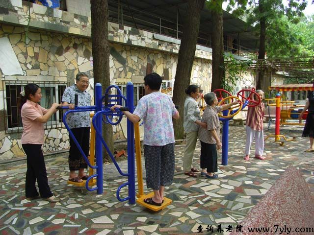 广州市天河区侨颐养老院龙洞分院老人们正在运动