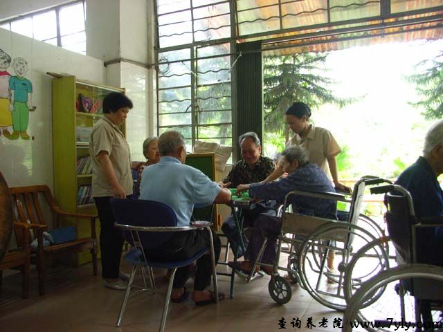 广州市天河区侨颐养老院龙洞分院老人们正在高兴地打麻将