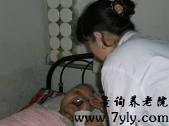 北京吉安老年护理院护理人员细心为老人喂食