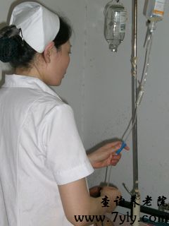 北京吉安老年护理院护士正在查房