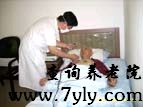 北京市天华福寿全敬老院医生到床前为老人服务