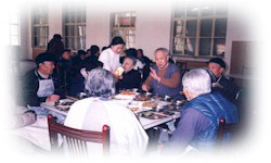 北京福海老年公寓老人们在吃饭