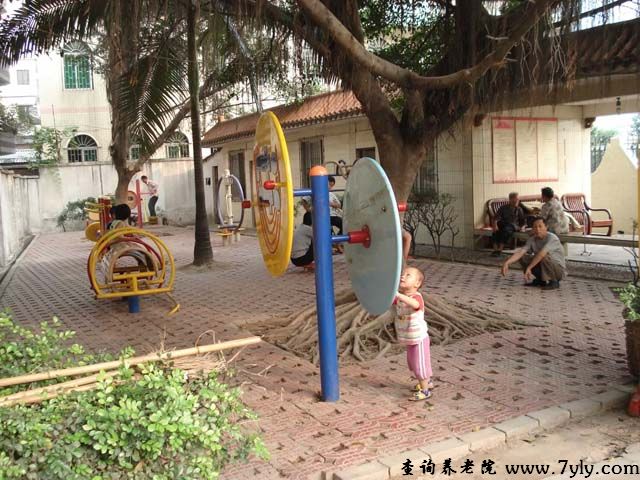 广州市高泉托养院永兴院区院内提供一些健身器材