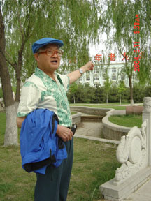 北京华龙老年公寓首位入住公寓老人留影