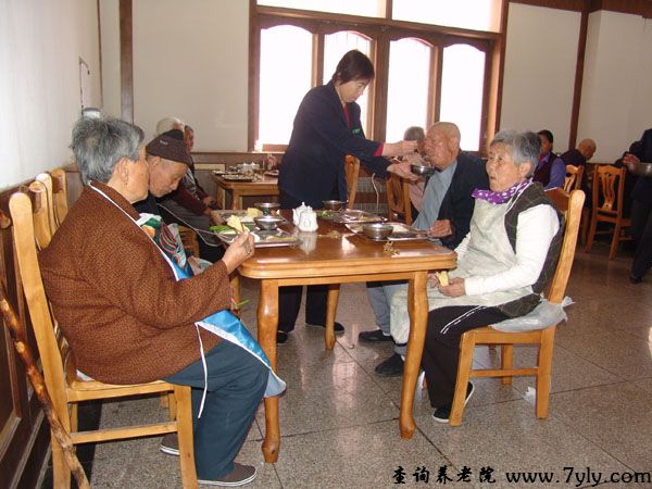 北京平谷老年公寓帮老人吃饭