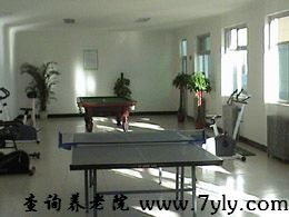 北京圣泽峰老年公寓健身房内有台球、乒乓球、飞标及各种健身器材，是老人足不出户的理想健身场所