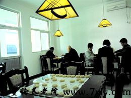 北京圣泽峰老年公寓棋牌室内有扑克、象棋、围棋、跳棋、麻将等各类供老人茶余饭后消遣娱乐的棋牌项目