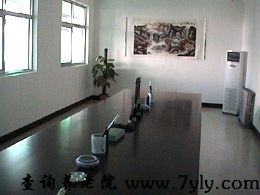 北京圣泽峰老年公寓绘画室内有一张6米、宽1.5米的高级绘画桌，可供爱好书法及绘画的老人尽情挥毫
