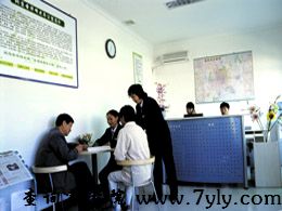 北京圣泽峰老年公寓接待中心的接待员会热情周到的为老人提供咨询、引导参观，是前来参观的老人与我院交流意见的良好场所