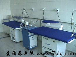 北京圣泽峰老年公寓洗衣房内有先进的卧式水洗机、甩干机、烘干机、双筒洗衣机、自动蒸汽熨烫机，可满足入住老人日常的床单被褥及衣物的清洗清洁