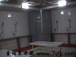 北京圣泽峰老年公寓开放的公共浴池设施齐全，宽敞合理，共有20余喷头，可供多位老人洗浴清洁，保证老人的个人卫生