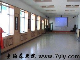 北京圣泽峰老年公寓汉民餐厅宽敞明亮、整齐清洁，前台设有投影及音响设备，是老人们集体聚餐及施展才艺或联欢的大型娱乐餐厅