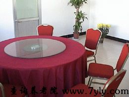 北京圣泽峰老年公寓特为回族老人提供了回民餐厅，是回族老人享受餐饭、与家人团聚特有的温馨空间