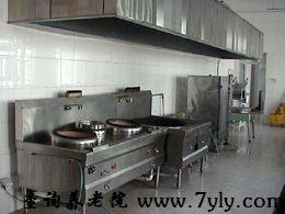 北京圣泽峰老年公寓厨房内有面条机、和面机、电饼铛、蒸箱、烤箱、打馅机、打蛋机、豆浆机、各类灶台、消毒柜、冷藏柜、冰箱、洗菜池、消毒池等必备的厨房设备，保证入住老人的一日三餐吃饱吃好