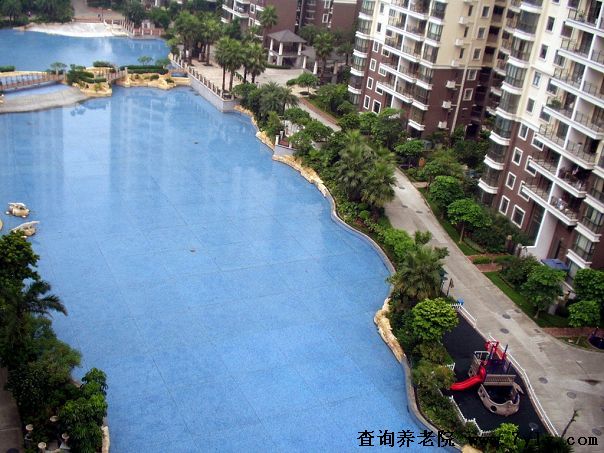广州祈福护老公寓花园 陪护天天陪老人在这散步
