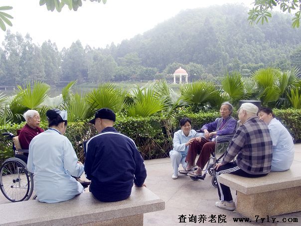 广州祈福护老公寓湖边散步