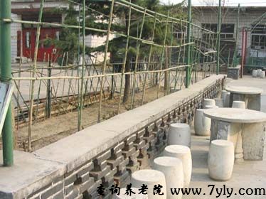 北京市路明老年公寓园内的有石桌石凳，供老人夏天纳凉避暑