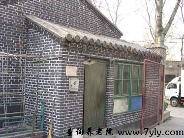 北京市路明老年公寓京式的青砖灰瓦建筑，别具一格