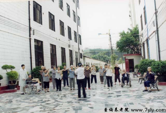广州市芳村区英明老人疗养院老人们进行晨练