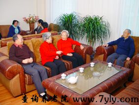 北京太阳城银龄老年公寓老人们在宽敞的客厅休息闲聊
